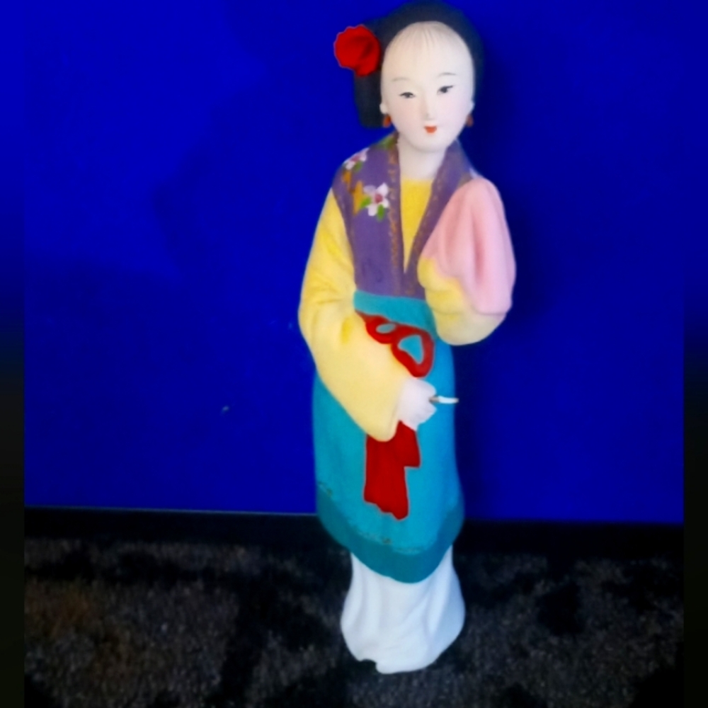 Hand-Painted soft plaster has alittle weight Geisha Figurine Multicolor Robe 8in